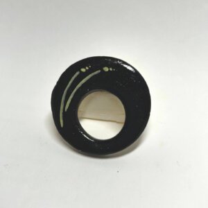 BLACK BROOCH ROUND